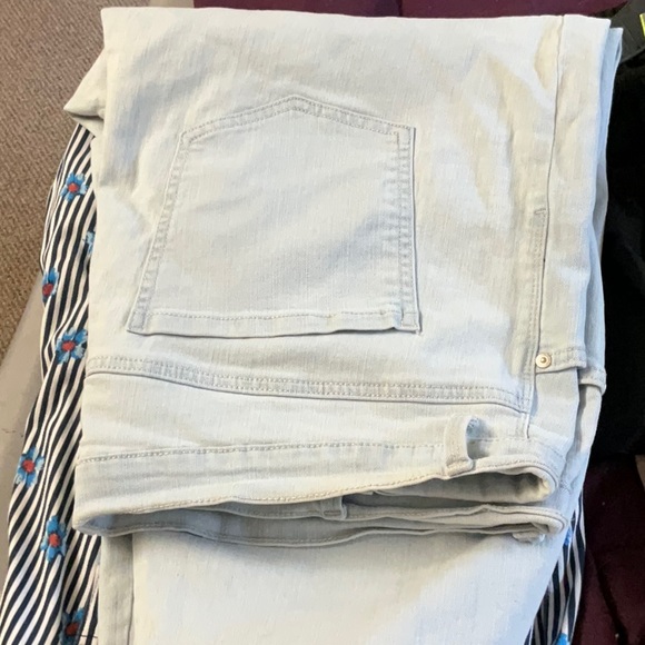 Pants and capris all like new only worn once. Ask between $10-20. - Picture 2 of 3